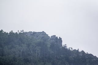 白雲山頂上の溶岩