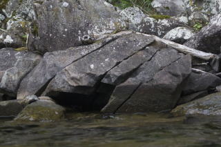 崩れながら湖畔に到達した溶岩