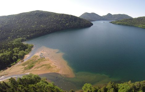 ヤンベツ川河口付近から空撮した然別湖